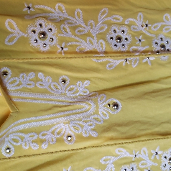 NWT Yellow & White Embellished & Embroidered Top Size Small Tee - Picture 3 of 10